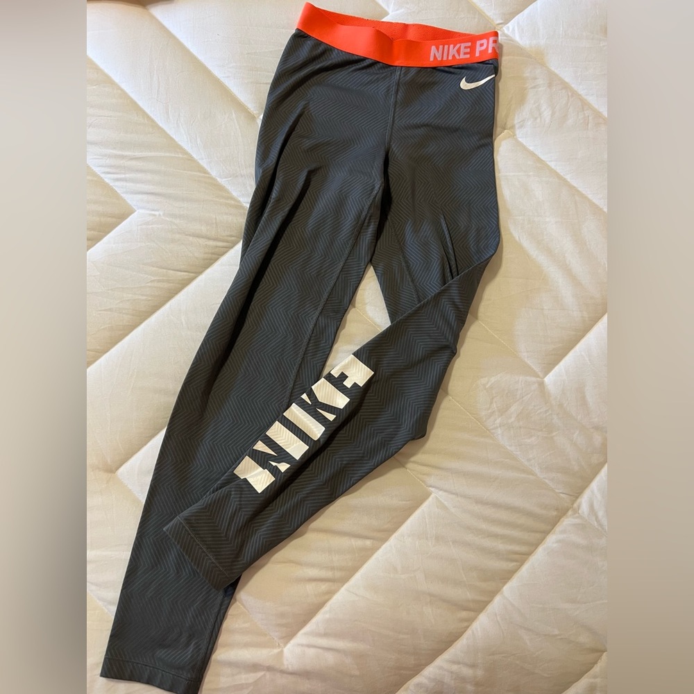 Gray Nike Pro leggings.